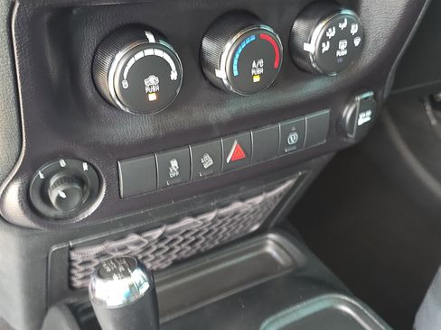 Used 2018 Jeep Wrangler Unlimited Sahara AWD/4WD image 23
