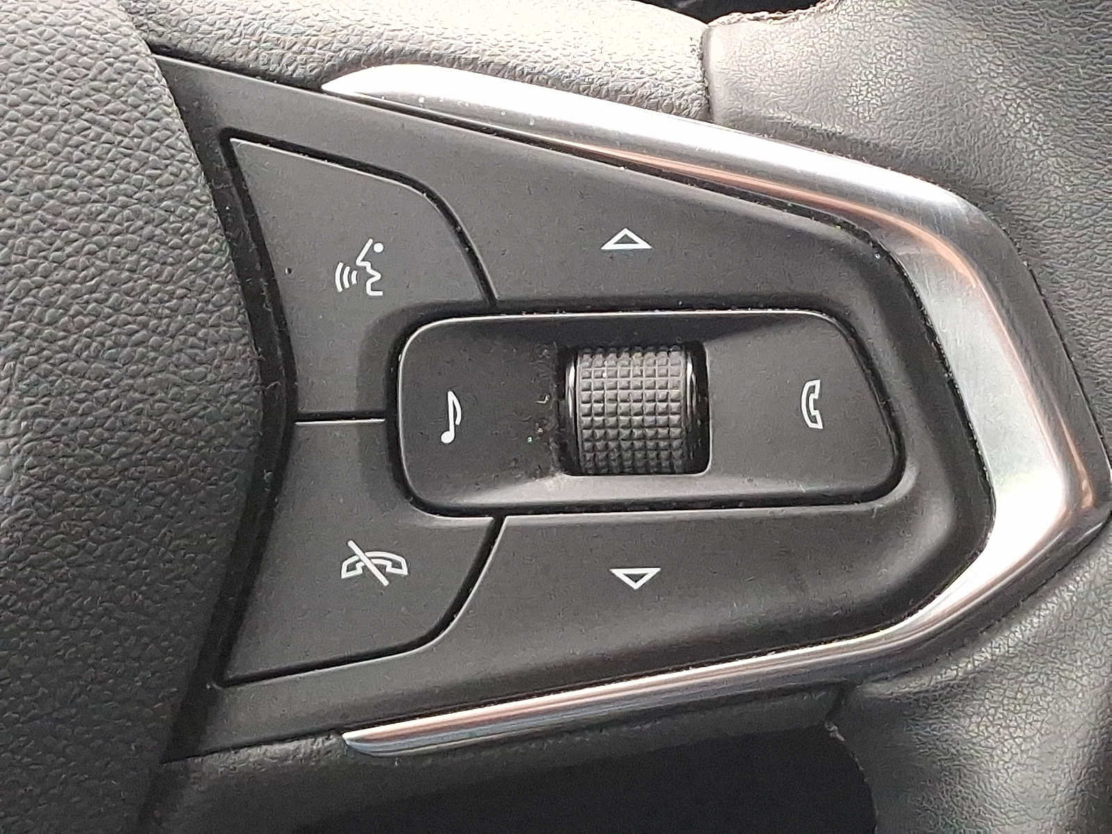 Used 2025 Chevrolet Trax LT w/ Driver Confidence Package FWD image 22