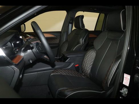 New 2026 Jeep Grand Cherokee Summit image 4