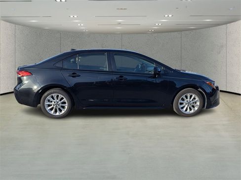Used 2022 Toyota Corolla LE image 2