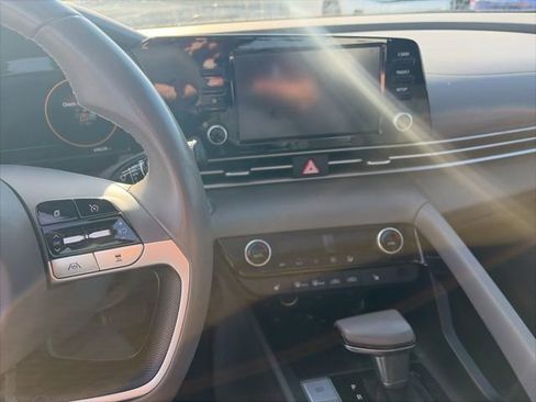 Used 2022 Hyundai Elantra SEL w/ Convenience + Premium Package image 6