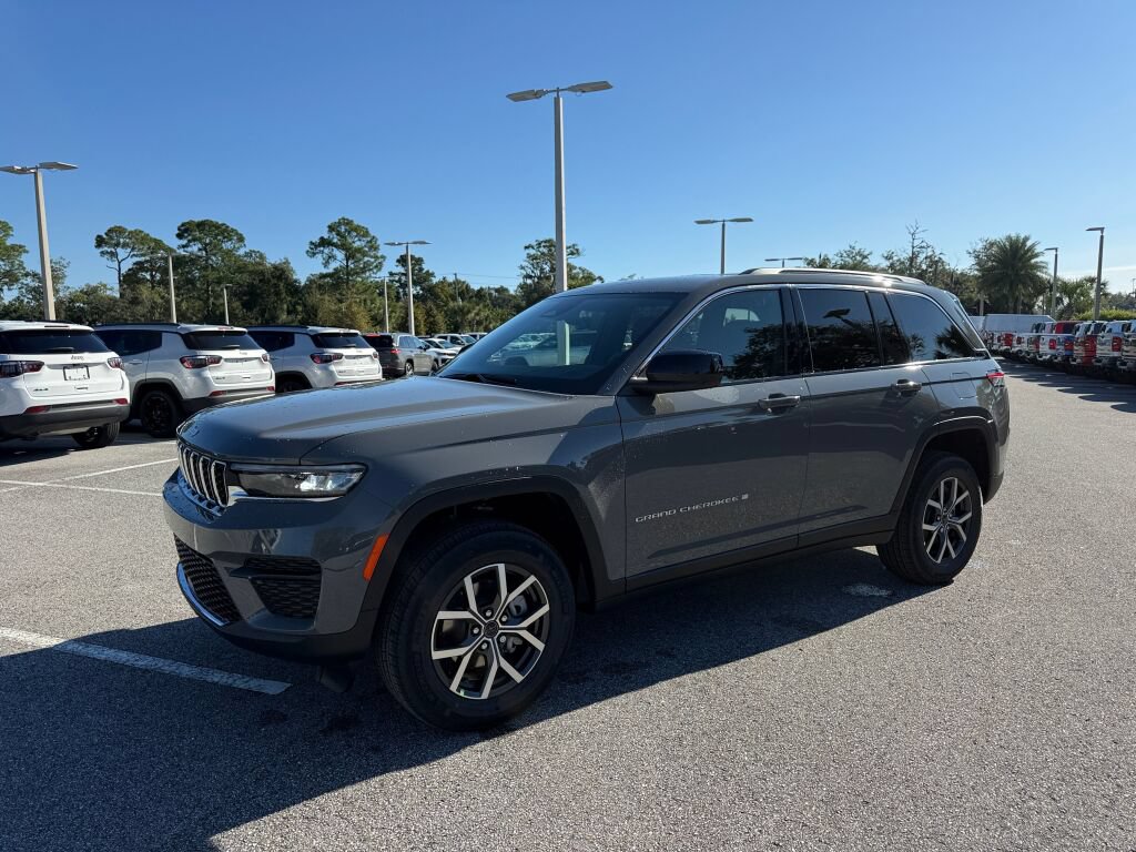 New 2027 Jeep Grand Cherokee Laredo RWD image 7