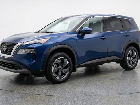 Used 2025 Nissan Rogue SV image 2