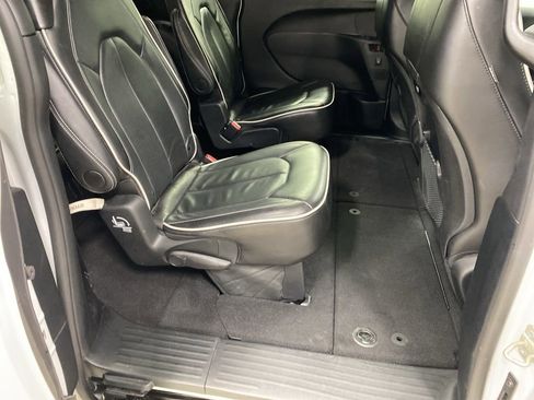 Used 2025 Chrysler Pacifica Limited FWD image 14