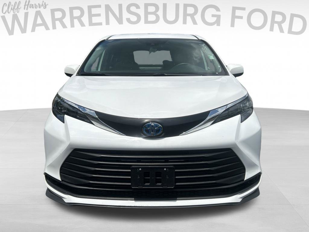 Used 2025 Toyota Sienna LE AWD/4WD image 2