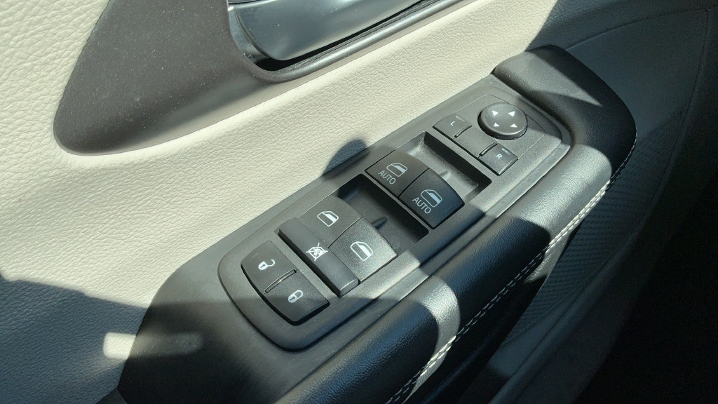 Used 2024 Chrysler Pacifica Touring-L FWD image 14