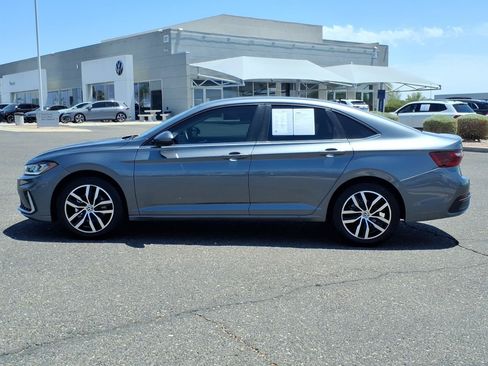 Used 2025 Volkswagen Jetta SE FWD image 4