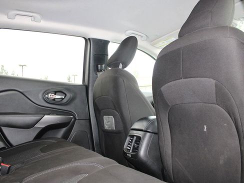 Used 2019 Jeep Cherokee Latitude w/ Popular Appearance Group image 11