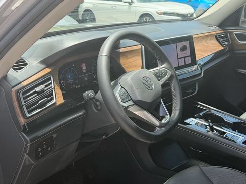 Used 2024 Volkswagen Atlas SE FWD image 13
