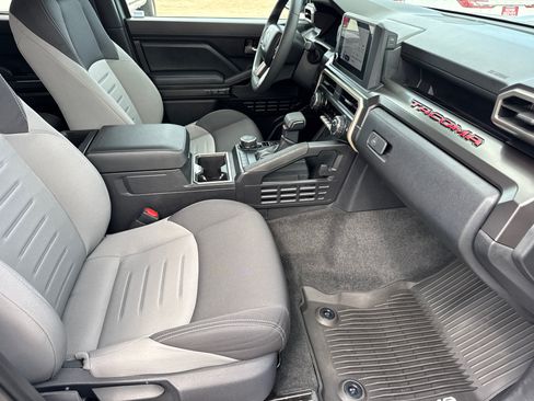 Used 2025 Toyota Tacoma TRD Sport AWD/4WD image 17