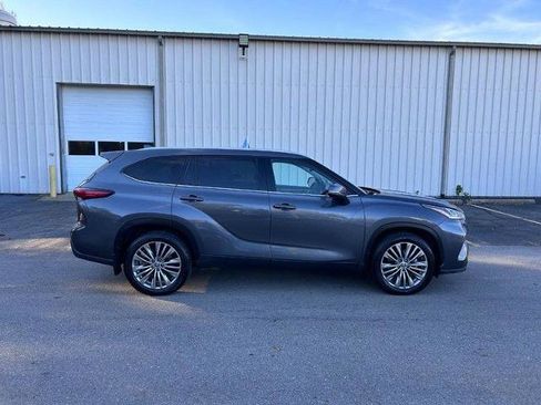 Used 2022 Toyota Highlander Platinum image 4