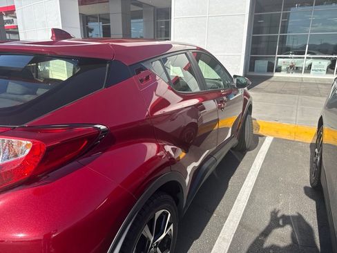 Used 2019 Toyota C-HR XLE FWD image 11