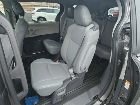 Used 2021 Toyota Sienna XLE image 27