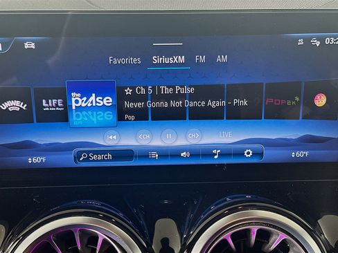 Used 2025 Mercedes-Benz GLB 250 4MATIC image 21