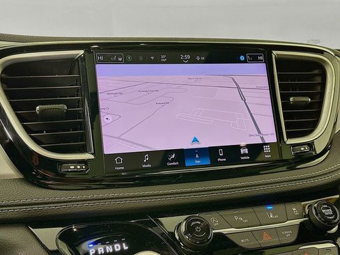 Certified 2025 Chrysler Pacifica Limited image 21