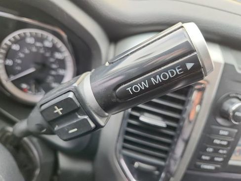 Used 2018 Nissan Titan SV w/ SV Convenience Package image 16