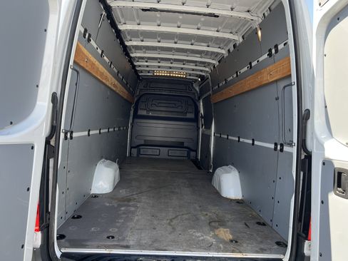 Used 2021 Freightliner Sprinter 2500 RWD image 18