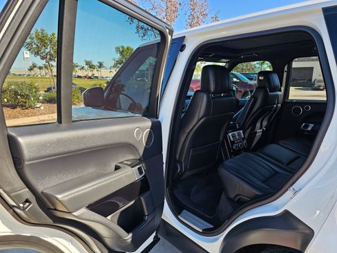 Used 2016 Land Rover Range Rover HSE image 17