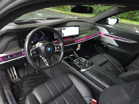 Used 2023 BMW i7 xDrive60 AWD/4WD image 2