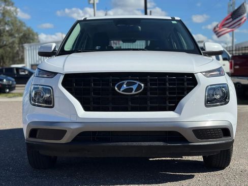 Used 2023 Hyundai Venue SE FWD image 2