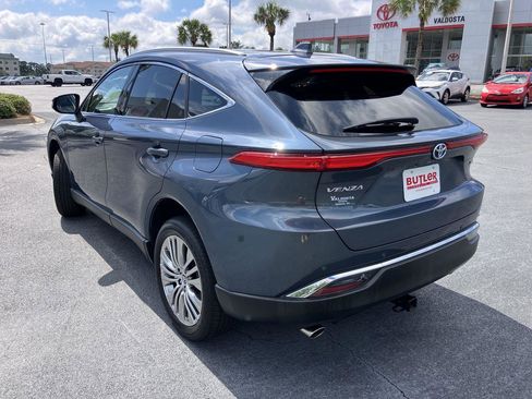 Used 2023 Toyota Venza XLE AWD/4WD image 3