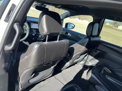 Used 2025 Chrysler Pacifica Select image 19