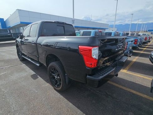 Used 2019 Nissan Titan SV w/ SV Convenience Package image 7