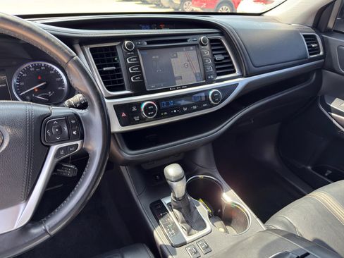 Used 2017 Toyota Highlander XLE FWD image 19