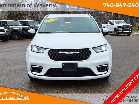 Used 2023 Chrysler Pacifica Touring-L image 2