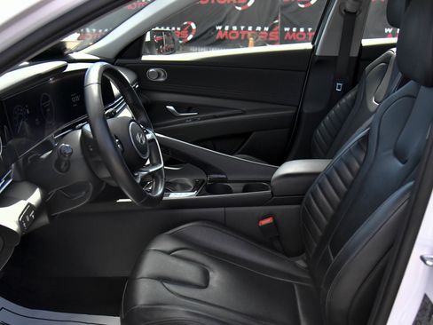 Used 2025 Hyundai Elantra Limited image 18