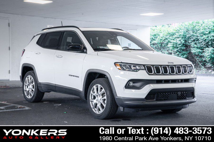 Used 2023 Jeep Compass Latitude w/ Sun and Sound Group AWD/4WD image 5