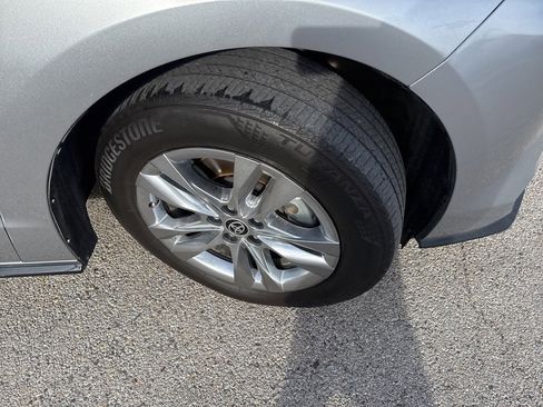 Used 2023 Toyota Sienna Limited image 13