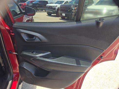 Used 2024 Chevrolet Trax RS w/ Sunroof Package FWD image 23