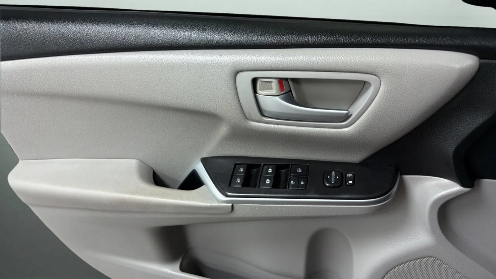 Used 2017 Toyota Camry SE w/ Protection Package (Q2) FWD image 17