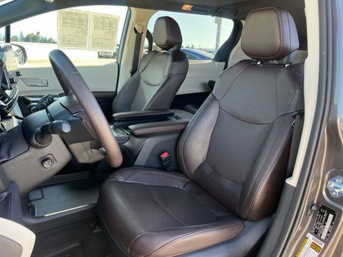Used 2024 Toyota Sienna Platinum FWD image 12