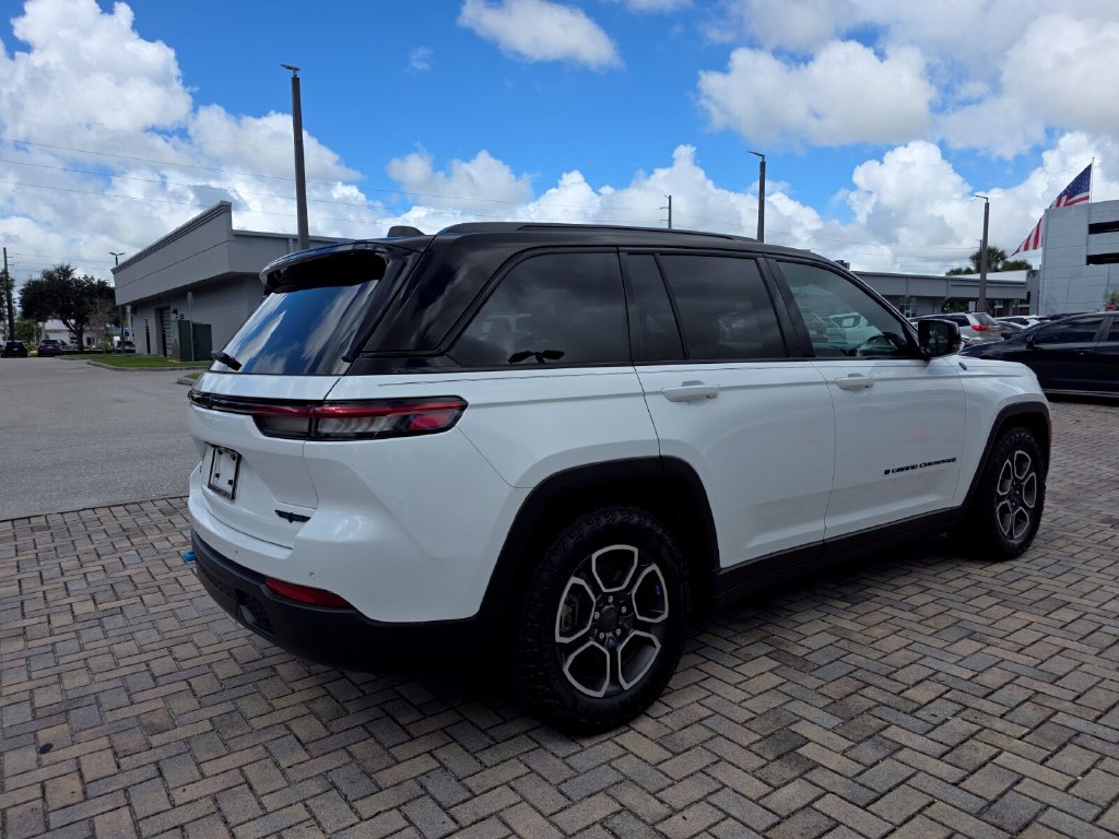 Used 2024 Jeep Grand Cherokee Trailhawk w/ Advanced Protech Group II AWD/4WD image 11