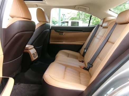Used 2016 Lexus ES 350 w/ Luxury Package w/Wood Trim FWD image 29