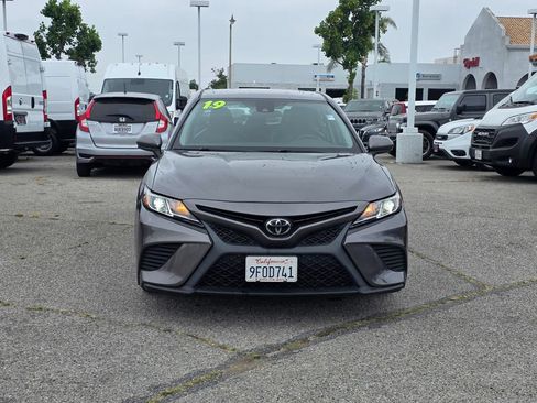 Used 2019 Toyota Camry SE FWD image 2