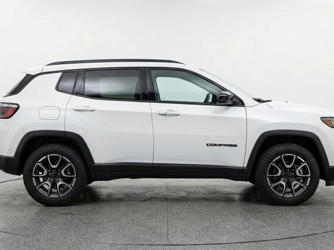 Used 2025 Jeep Compass Trailhawk AWD/4WD image 11