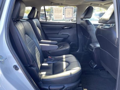 Used 2023 Toyota Highlander XLE AWD/4WD image 22