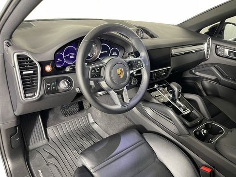 Certified 2023 Porsche Cayenne Platinum Edition image 4