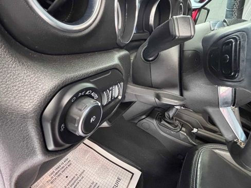 Used 2019 Jeep Wrangler Unlimited Sahara w/ Dual Top Group AWD/4WD image 18