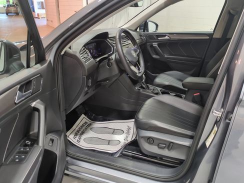Used 2024 Volkswagen Tiguan SE w/ Panoramic Sunroof Package AWD/4WD image 16