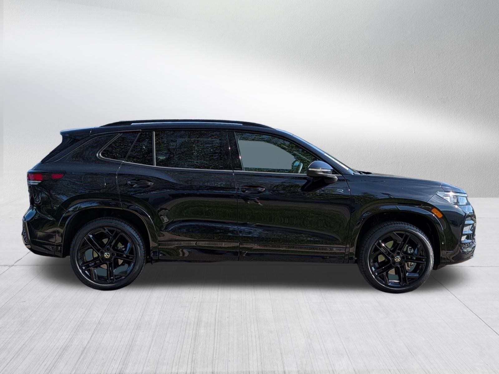 Certified 2026 Volkswagen Tiguan SE R-Line AWD/4WD image 8