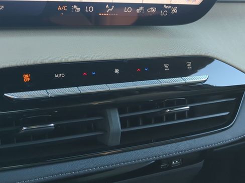 Used 2025 Buick Enclave Preferred image 18