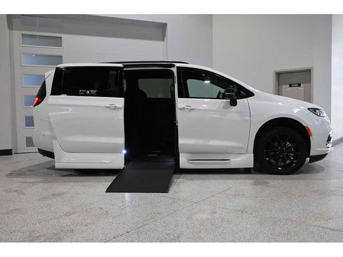 Used 2024 Chrysler Pacifica Touring-L w/ Uconnect Theater Family Group image 17