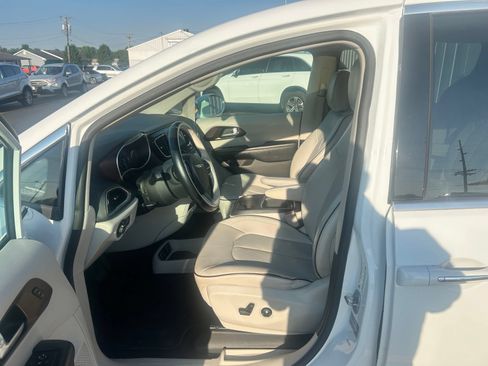 Used 2017 Chrysler Pacifica Limited w/ UConnect Theater Package FWD image 17