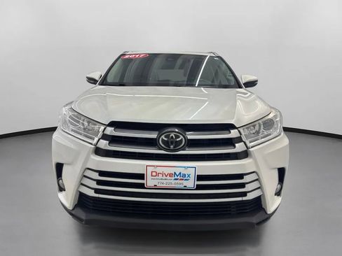 Used 2017 Toyota Highlander XLE AWD/4WD image 2