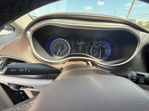 Used 2017 Chrysler Pacifica Touring-L w/ Tire & Wheel Group FWD image 15