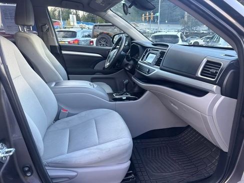 Used 2018 Toyota Highlander LE image 9